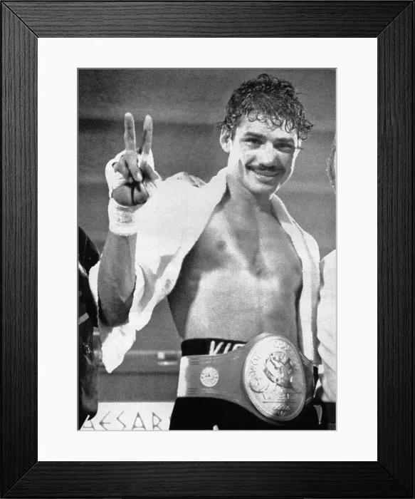 Framed Print : Alexis Arguello Flashes The Victory Sign Framed Print : Alexis Arguello Flashes The Victory Sign
