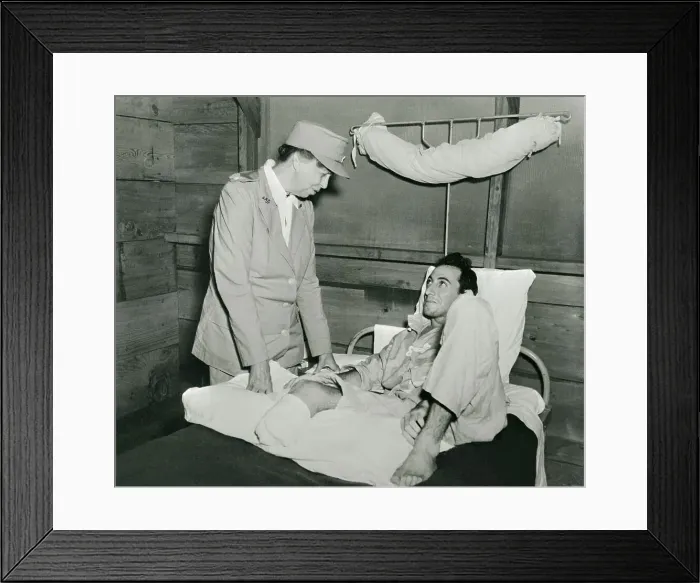 Framed Print : Eleanor Roosevelt Chatting with Sergeant F.R. Le Claire Framed Print : Eleanor Roosevelt Chatting with Sergeant F.R. Le Claire
