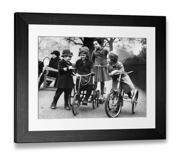 Framed Print : Children (4-5, 6-7) playing in park Framed Print : Children (4-5, 6-7) playing in park