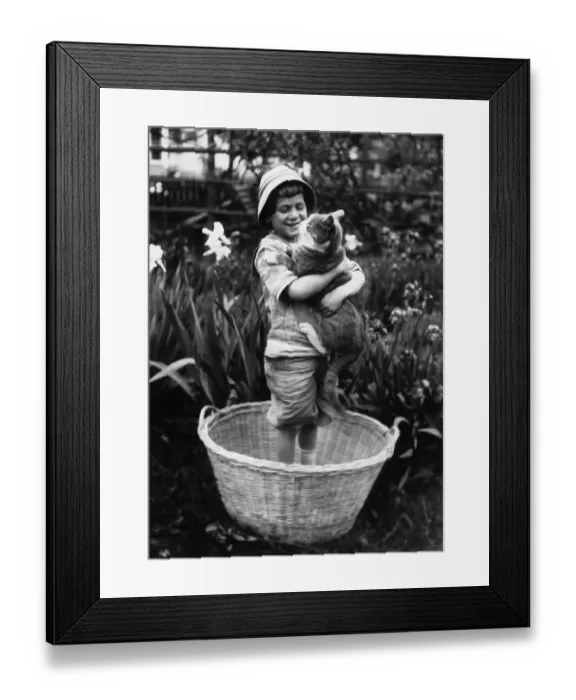 Framed Print : Girl (6-7 years) embracing her cat Framed Print : Girl (6-7 years) embracing her cat