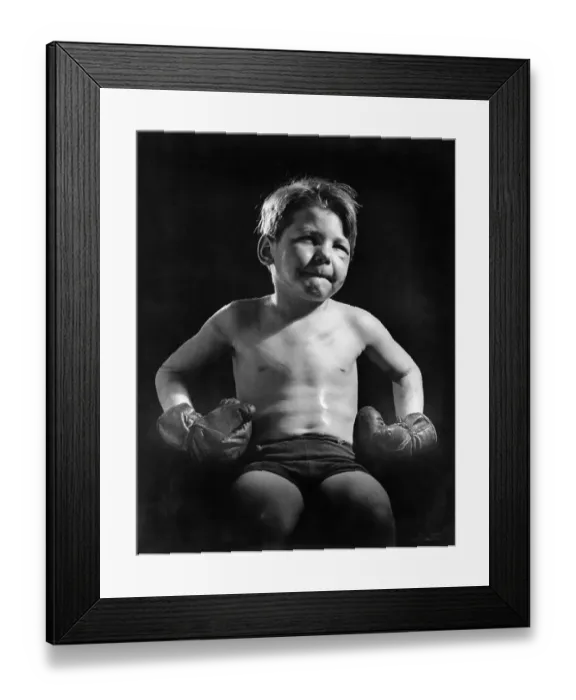 Framed Print : Boy (4-5) wearing boxing gloves Framed Print : Boy (4-5) wearing boxing gloves