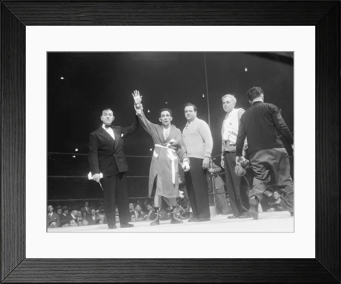 Framed Print : Willie Pep Raises Arm In Victory