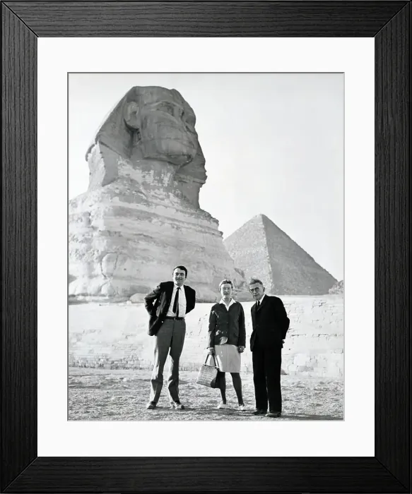 Framed Print : Jean-Paul Sartre and Simone de Beauvoir at Giza Framed Print : Jean-Paul Sartre and Simone de Beauvoir at Giza