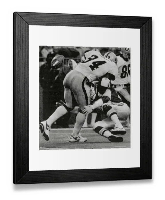 Framed Print : Bo Jackson Carrying Ball for Yardage Framed Print : Bo Jackson Carrying Ball for Yardage