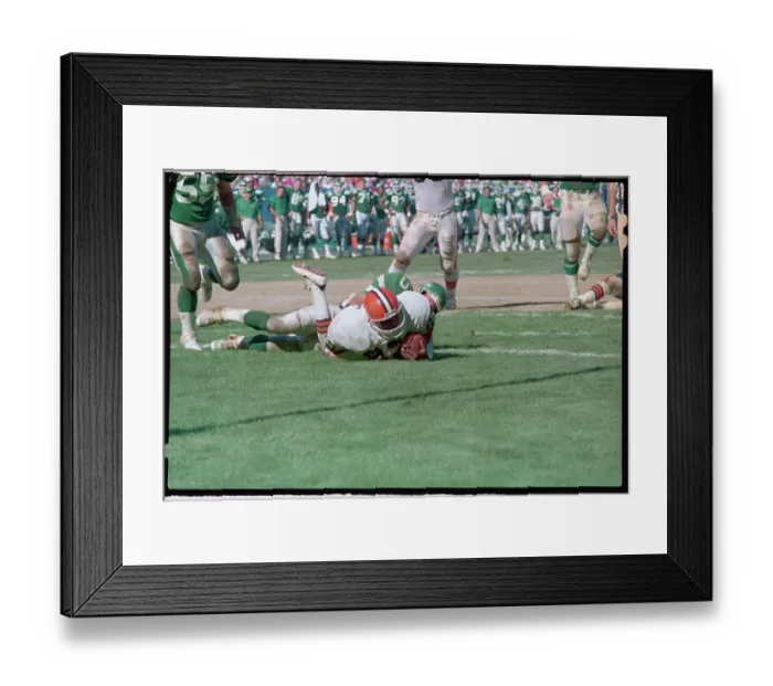 Framed Print : Ozzie Newsome Scoring Touchdown Framed Print : Ozzie Newsome Scoring Touchdown