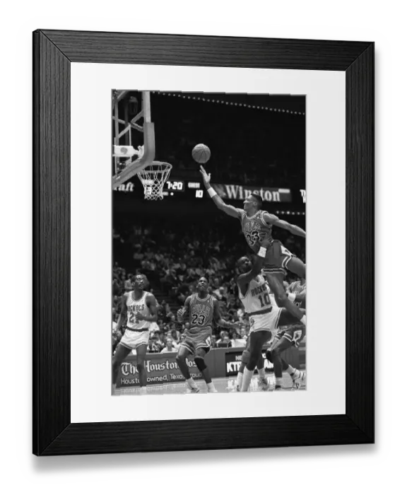 Framed Print : Scottie Pippen in Mid Air Attempting Layup Framed Print : Scottie Pippen in Mid Air Attempting Layup