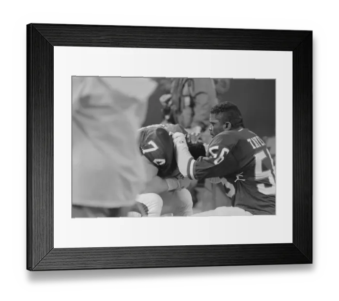 Framed Print : Lawrence Taylor Talking with Eric Howard on Bench Framed Print : Lawrence Taylor Talking with Eric Howard on Bench