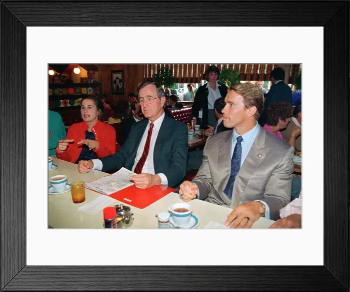 Framed Print : George Bush and Arnold Schwarzenegger Sitting at a Diner Framed Print : George Bush and Arnold Schwarzenegger Sitting at a Diner