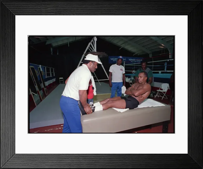 Framed Print : Sugar Ray Leonard Doing Sit-Ups Framed Print : Sugar Ray Leonard Doing Sit-Ups