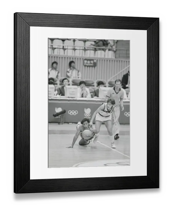Framed Print : Tersa Weatherspoon and Stonjna Vangenovska in Basketball Action Framed Print : Tersa Weatherspoon and Stonjna Vangenovska in Basketball Action