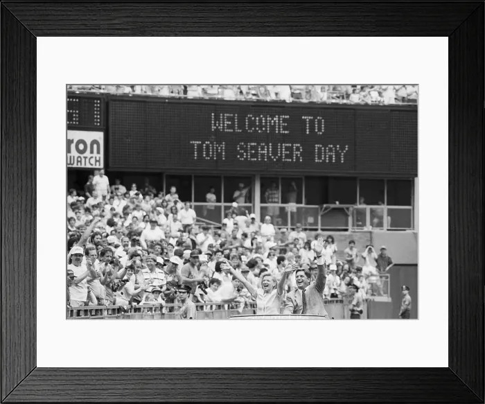 Framed Print : Tom Seaver & Wife Wave To Fans at Shea Framed Print : Tom Seaver & Wife Wave To Fans at Shea