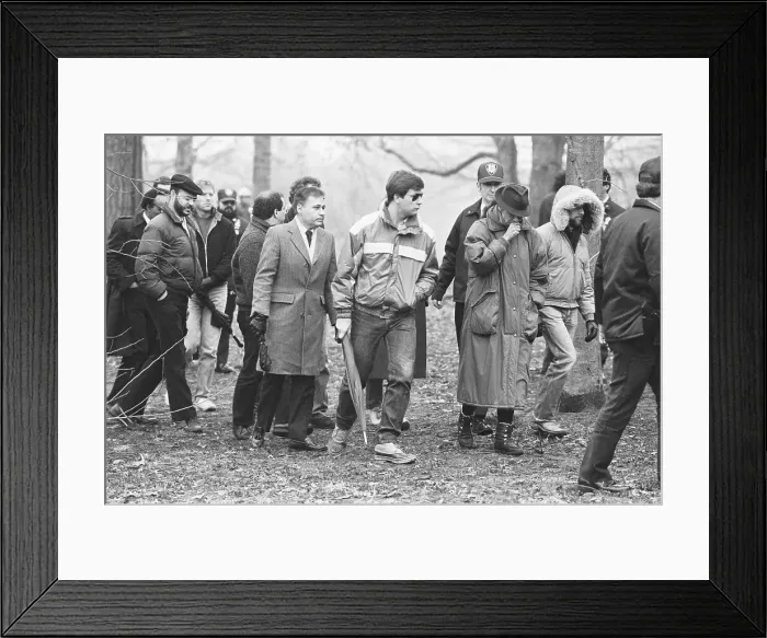 Framed Print : Jurors Tour Scene of Jennifer Levin Murder Framed Print : Jurors Tour Scene of Jennifer Levin Murder