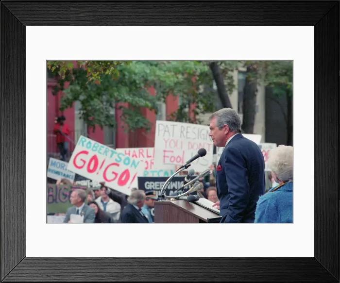 Framed Print : Par Robertson Speaking at Podium for Presidential Nomination Framed Print : Par Robertson Speaking at Podium for Presidential Nomination