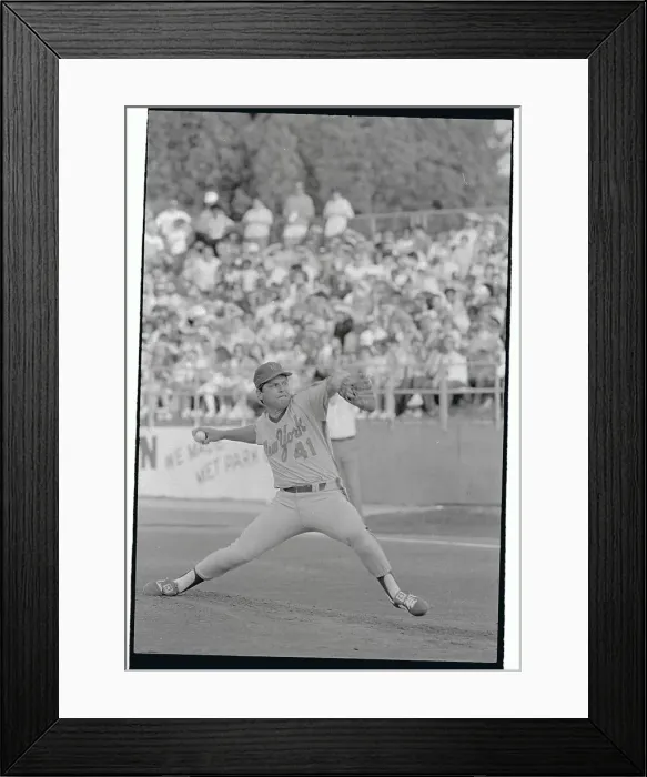 Framed Print : Tom Seaver in Pitching Position Framed Print : Tom Seaver in Pitching Position
