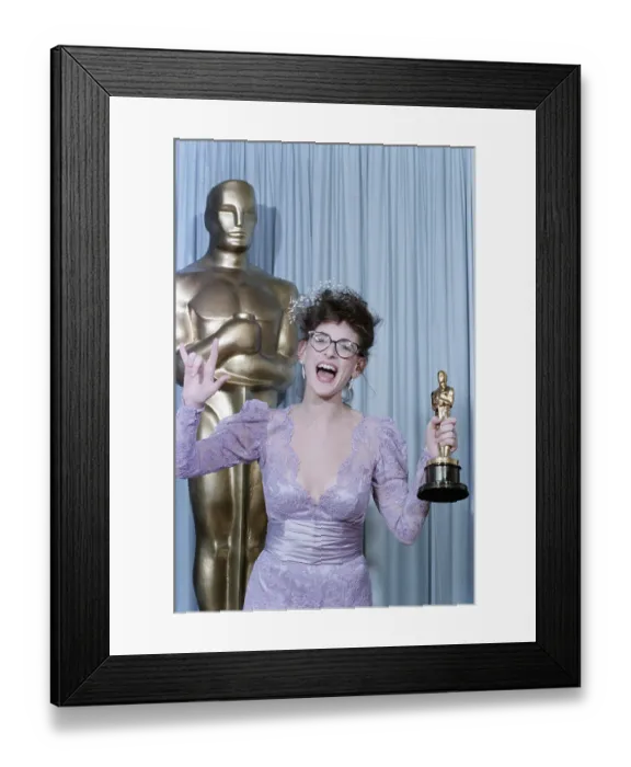Framed Print : Marlee Matlin Holds Oscar, Signing Message Framed Print : Marlee Matlin Holds Oscar, Signing Message