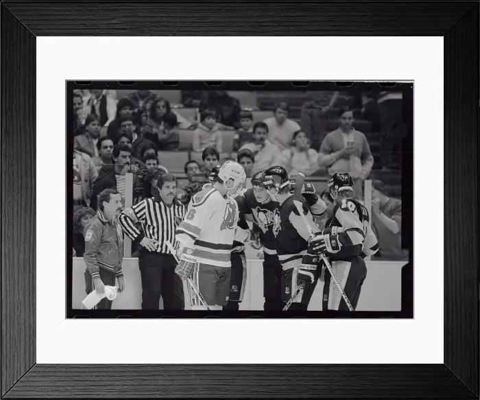 Framed Print : Mario Lemieux Needing a Helping Hand Framed Print : Mario Lemieux Needing a Helping Hand