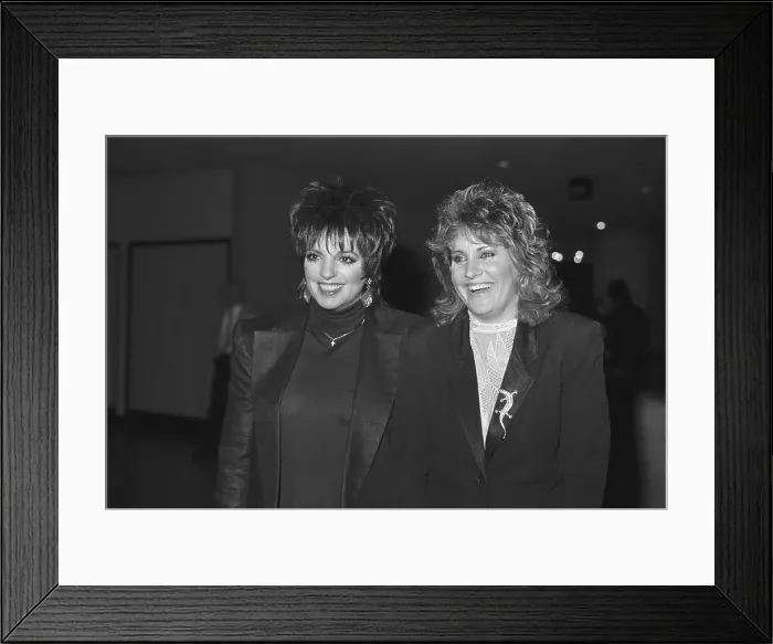 Framed Print : Liza Minnelli with Sister Lorna Luft Framed Print : Liza Minnelli with Sister Lorna Luft