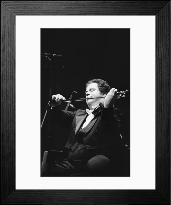Framed Print : Itzhak Perlman Performing