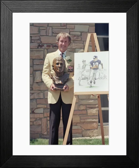 Framed Print : Fran Tarkenton Holding Bust Sculpture Framed Print : Fran Tarkenton Holding Bust Sculpture