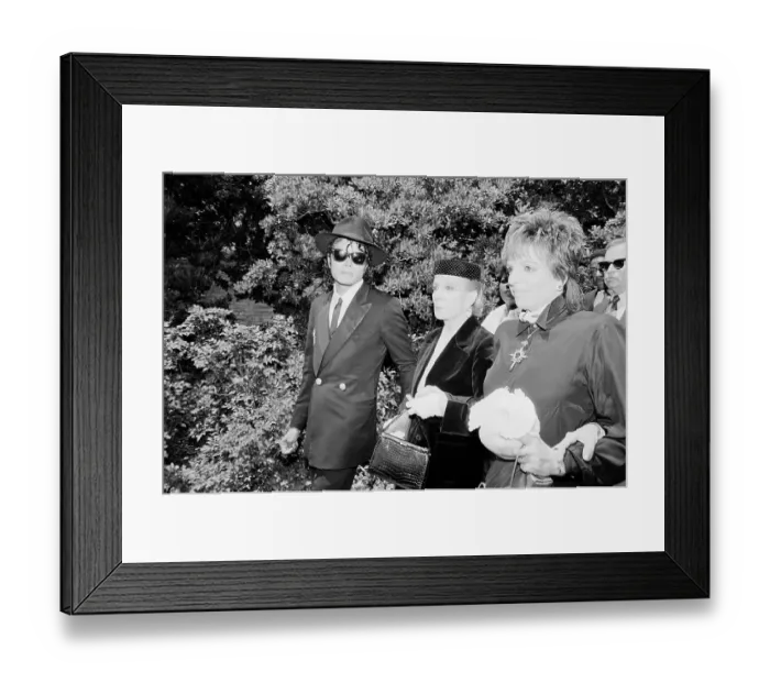 Framed Print : Liza Minnelli with Stepmother and Michael Jackson Framed Print : Liza Minnelli with Stepmother and Michael Jackson