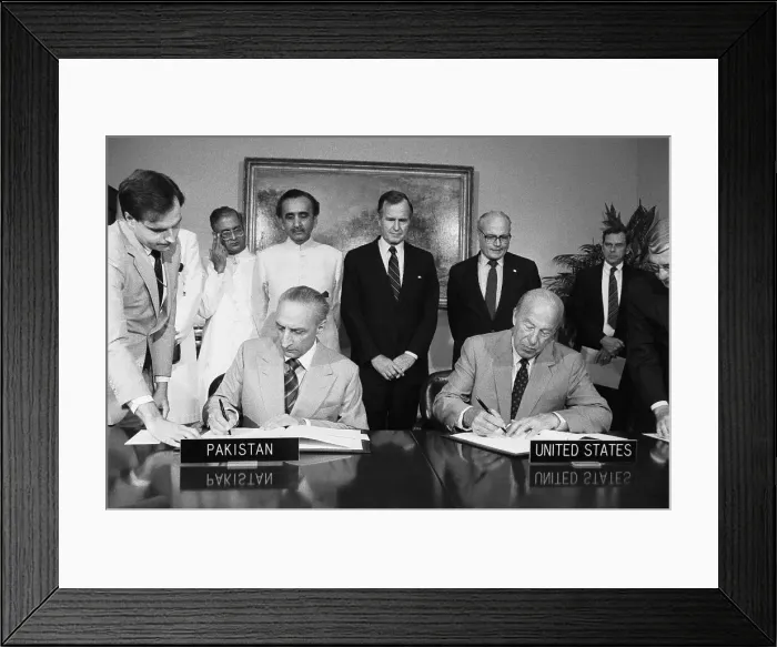 Framed Print : George Shultz and Sahabzaa Yagub Khan Signing an Agreement Framed Print : George Shultz and Sahabzaa Yagub Khan Signing an Agreement