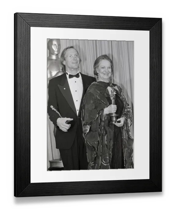 Framed Print : William Hurt and Geraldine Page With Oscars Framed Print : William Hurt and Geraldine Page With Oscars