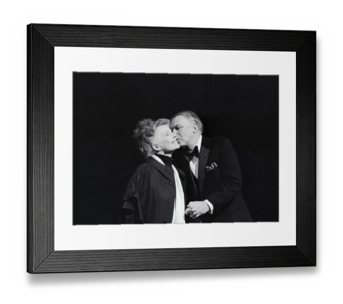 Framed Print : Frank Sinatra Kisses Kate Hepburn Onstag Framed Print : Frank Sinatra Kisses Kate Hepburn Onstag