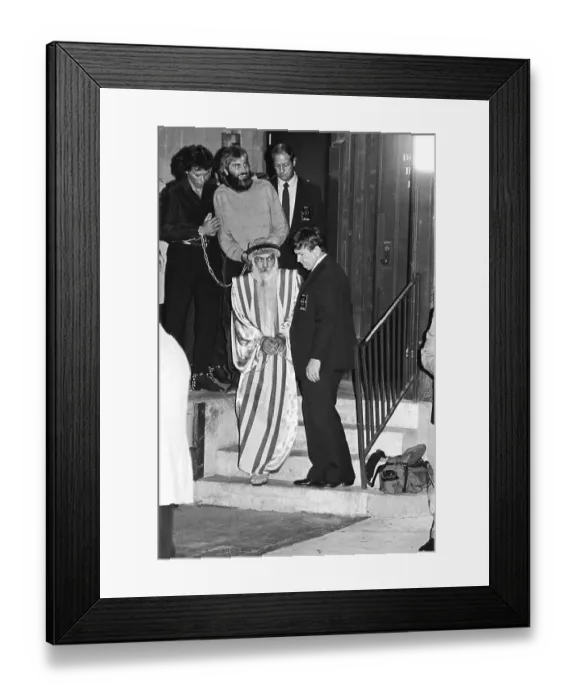 Framed Print : Bhagwan Shree Rajneesh Leaving Court Framed Print : Bhagwan Shree Rajneesh Leaving Court