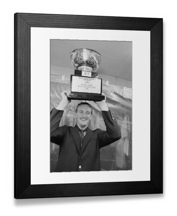 Framed Print : Bret Saberhagen Holding Award Framed Print : Bret Saberhagen Holding Award