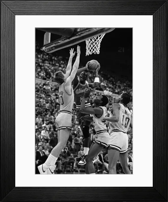 Framed Print : Michael Jordan Going to Basket Encounters Opposition Framed Print : Michael Jordan Going to Basket Encounters Opposition