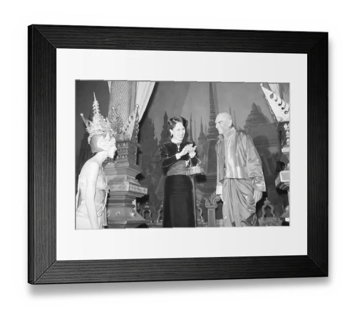 Framed Print : Queen Sirikit of Thailand With Yul Brynner Framed Print : Queen Sirikit of Thailand With Yul Brynner
