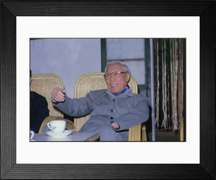 Framed Print : Le Duc Tho Talking