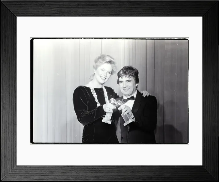 Framed Print : Kathleen Turner and Dudley Moore With Golden Globe Awards Framed Print : Kathleen Turner and Dudley Moore With Golden Globe Awards