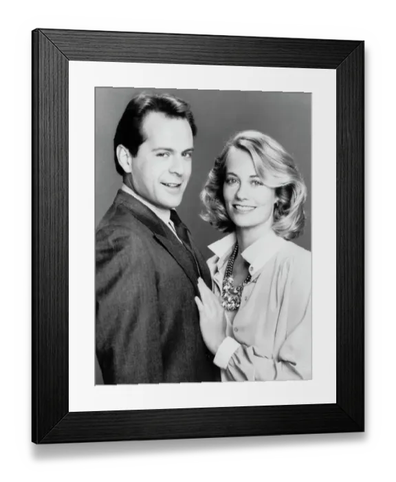 Framed Print : Cybill Shepherd and Bruce Willis in Moonlighting Framed Print : Cybill Shepherd and Bruce Willis in Moonlighting