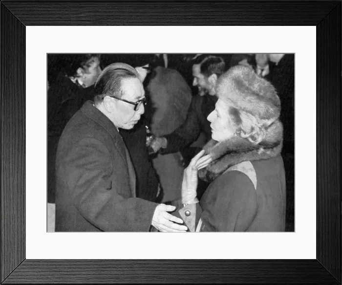 Framed Print : Margaret Thatcher and Wu Xueqian Framed Print : Margaret Thatcher and Wu Xueqian