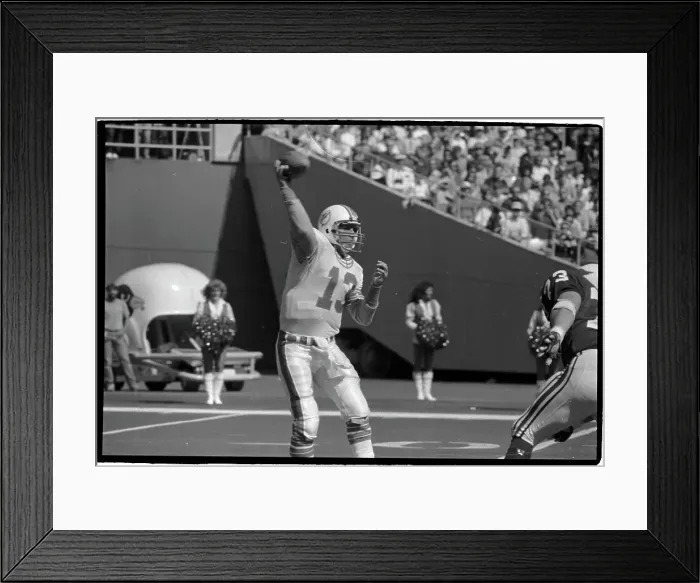 Framed Print : Dan Marino in the Midst of Passing Football in Game Framed Print : Dan Marino in the Midst of Passing Football in Game