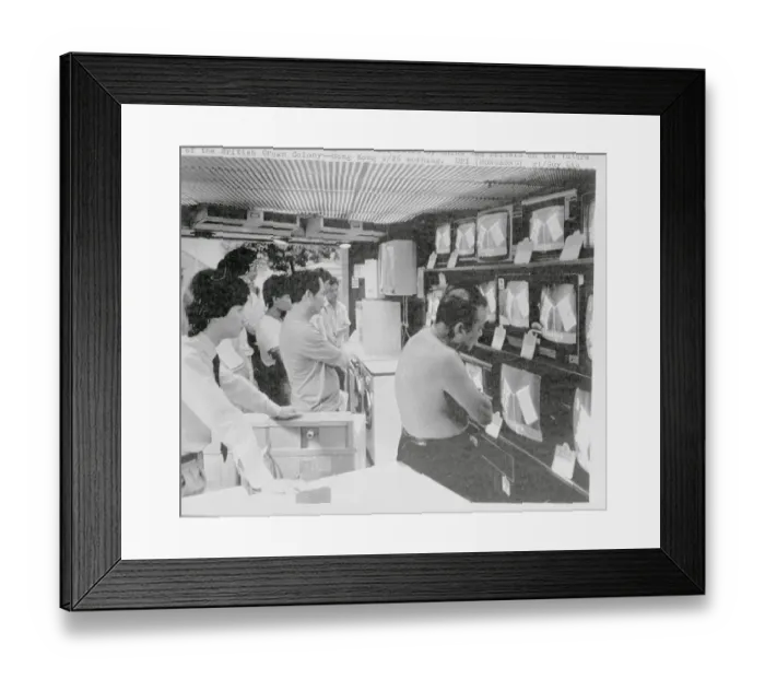Framed Print : People Watch Signing Of Draft Agreement