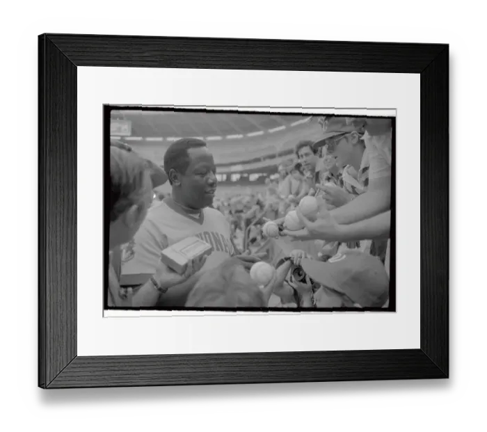 Framed Print : Hank Aaron Signing Autographs
