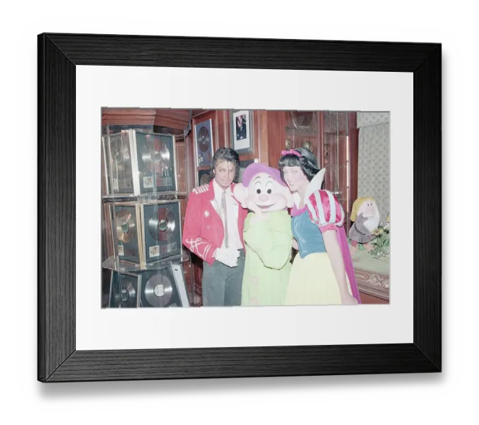 Framed Print : Michael Jackson with Snow White and Dopey Framed Print : Michael Jackson with Snow White and Dopey