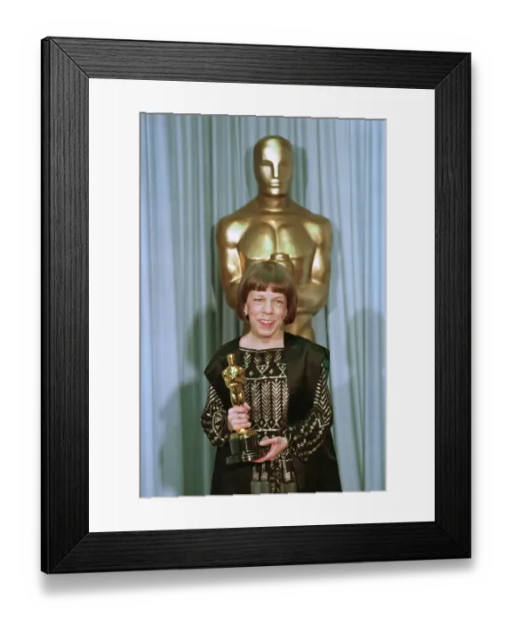 Framed Print : Linda Hunt Holding Oscar Framed Print : Linda Hunt Holding Oscar