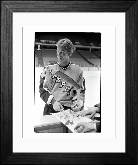 Framed Print : Wayne Gretzky Signing Autographs Framed Print : Wayne Gretzky Signing Autographs