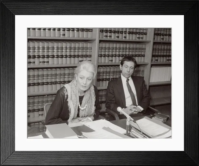 Framed Print : Vanessa Redgrave Sitting with Her Attorney Framed Print : Vanessa Redgrave Sitting with Her Attorney