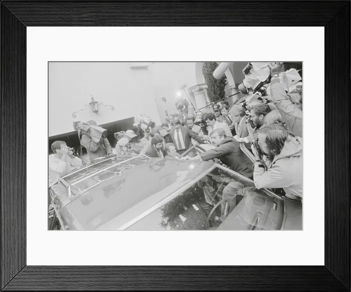 Framed Print : Federal Marshals Protecting Larry Flynt Framed Print : Federal Marshals Protecting Larry Flynt