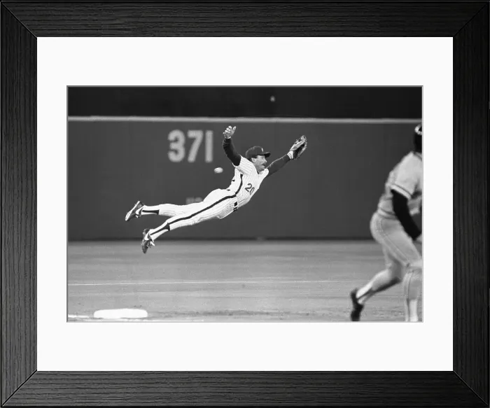Framed Print : Mike Schmidt Diving For Catch & Missing