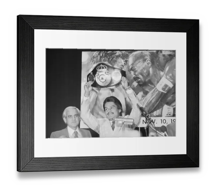 Framed Print : Roberto Duran, Marvin Hagler With Fists Framed Print : Roberto Duran, Marvin Hagler With Fists