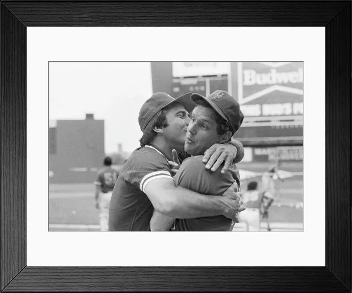 Framed Print : Reds Johnny Bench Kissing Mets Tom Seaver Framed Print : Reds Johnny Bench Kissing Mets Tom Seaver