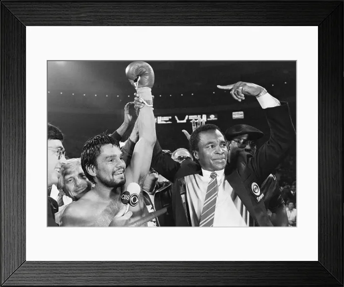Framed Print : Sugar Ray Leonard Celebrating With Roberto Duran Framed Print : Sugar Ray Leonard Celebrating With Roberto Duran
