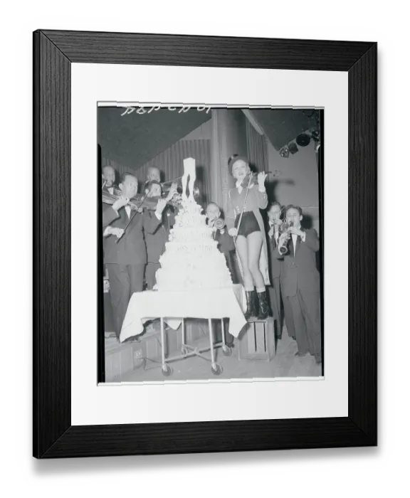 Framed Print : Marlene Dietrich Playing Violin Framed Print : Marlene Dietrich Playing Violin