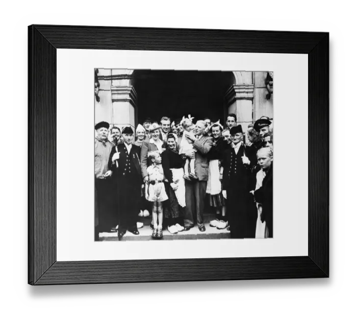 Framed Print : Fanny Blankers-Koen Leaving Town Hall