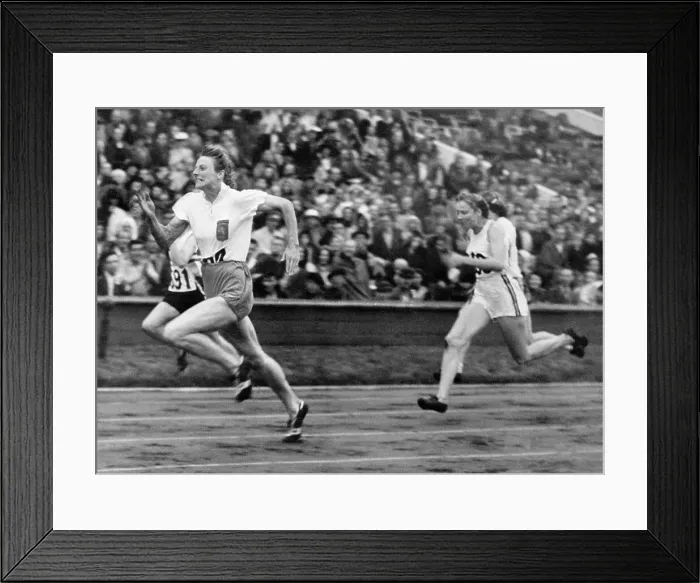 Framed Print : Fanny Blankers-Koen Running 100 M Race Framed Print : Fanny Blankers-Koen Running 100 M Race